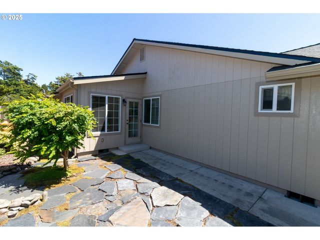 47 PARK VILLAGE Dr, Florence, OR 97439