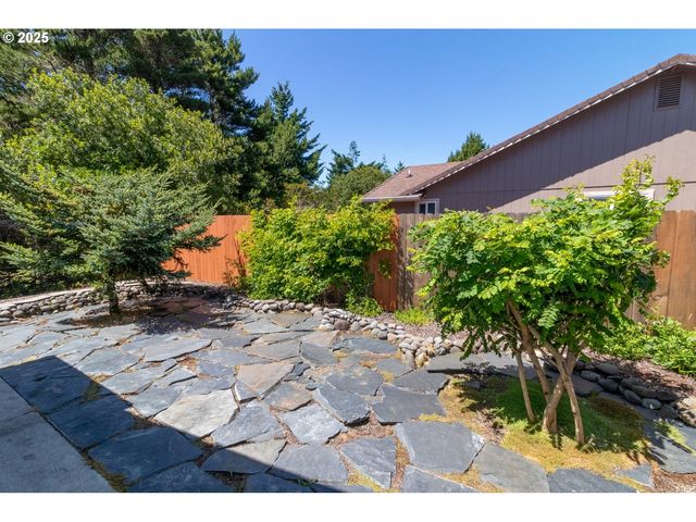 47 PARK VILLAGE Dr, Florence, OR 97439