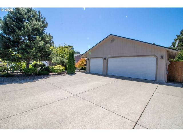 47 PARK VILLAGE Dr, Florence, OR 97439