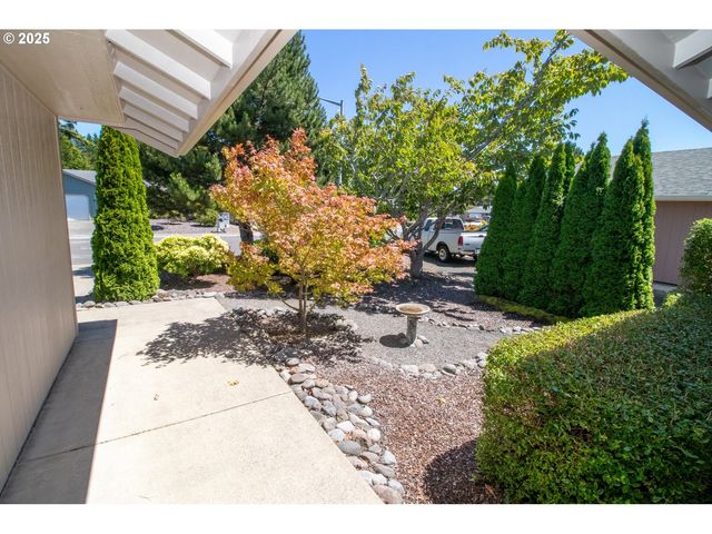 47 PARK VILLAGE Dr, Florence, OR 97439