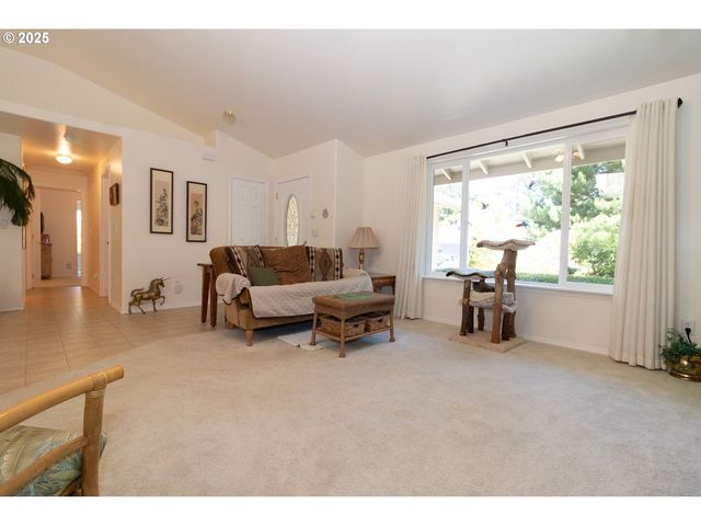47 PARK VILLAGE Dr, Florence, OR 97439