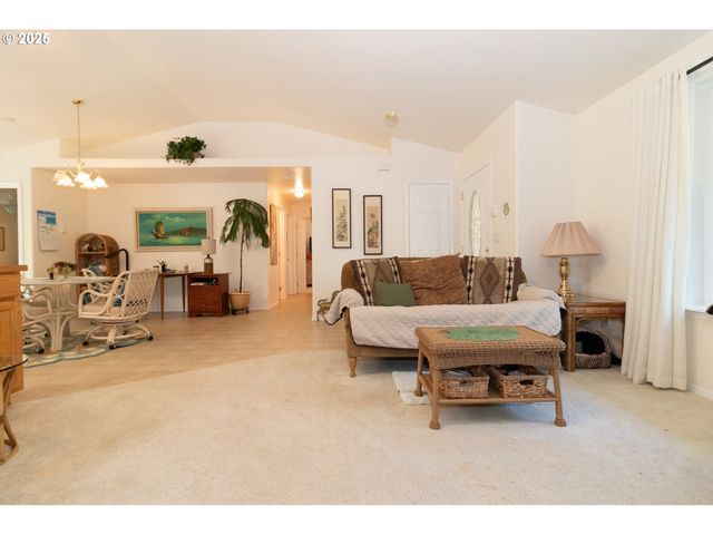47 PARK VILLAGE Dr, Florence, OR 97439