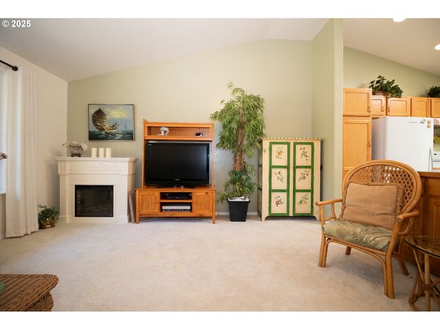 47 PARK VILLAGE Dr, Florence, OR 97439