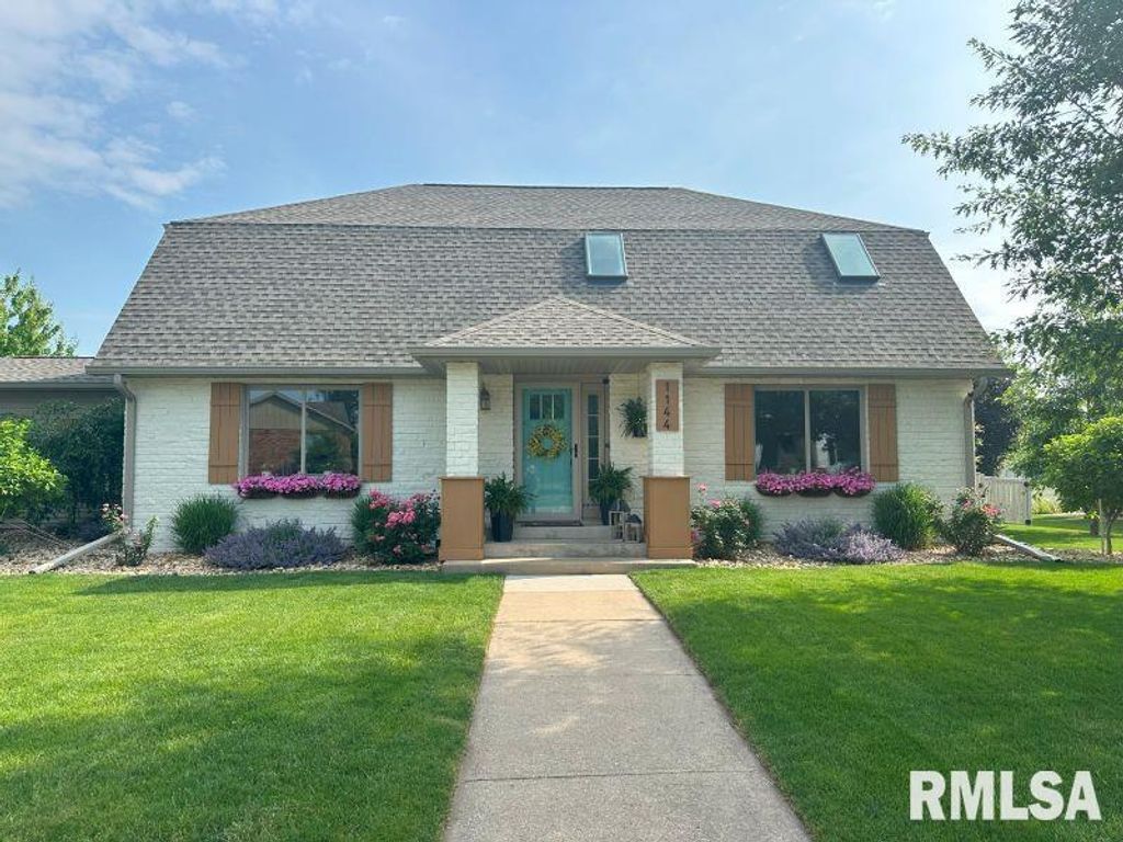 1144 BROOKVIEW Drive, De Witt, IA 52742