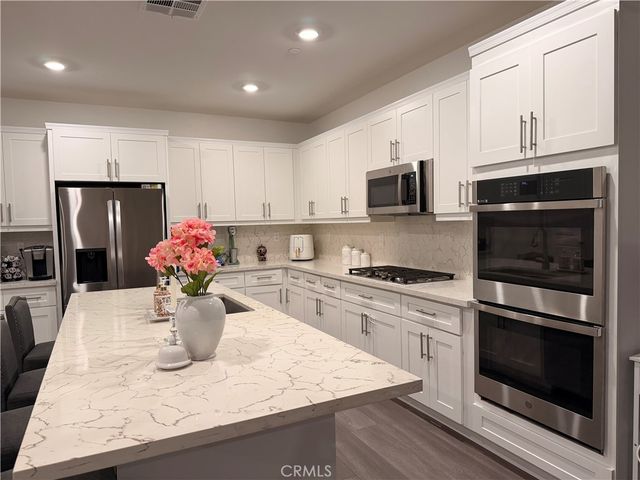 562 Hudson Way, Rialto, CA 92377