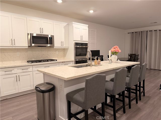 562 Hudson Way, Rialto, CA 92377