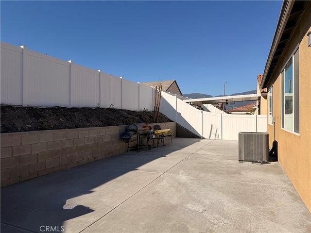 562 Hudson Way, Rialto, CA 92377
