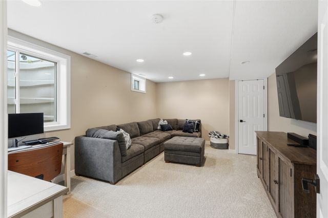 214 NW Ridgeline Drive, Ankeny, IA 50023