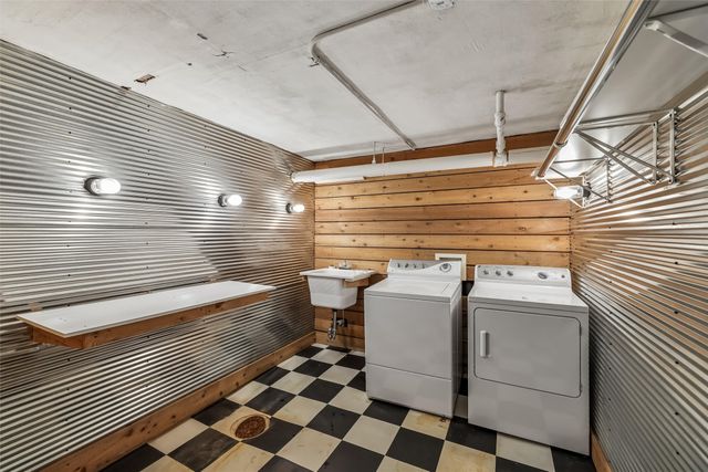 213 38th Place, Des Moines, IA 50312