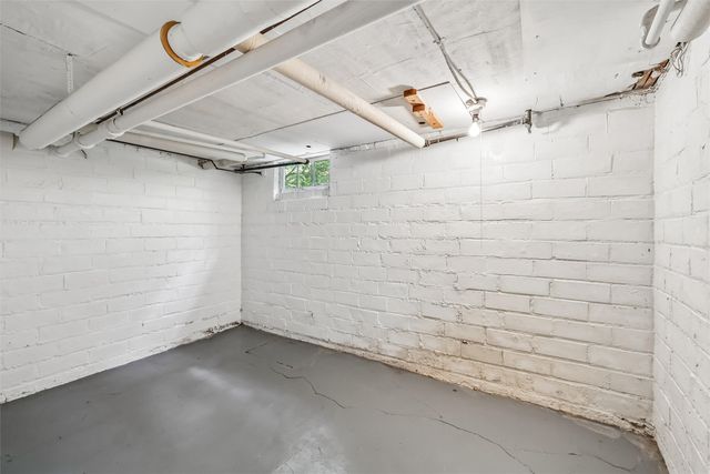 213 38th Place, Des Moines, IA 50312