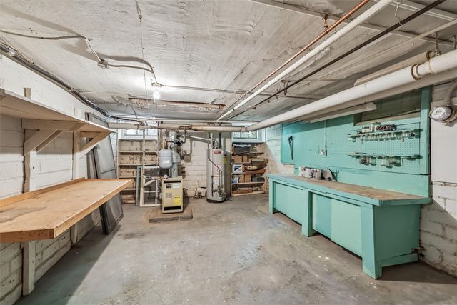 213 38th Place, Des Moines, IA 50312