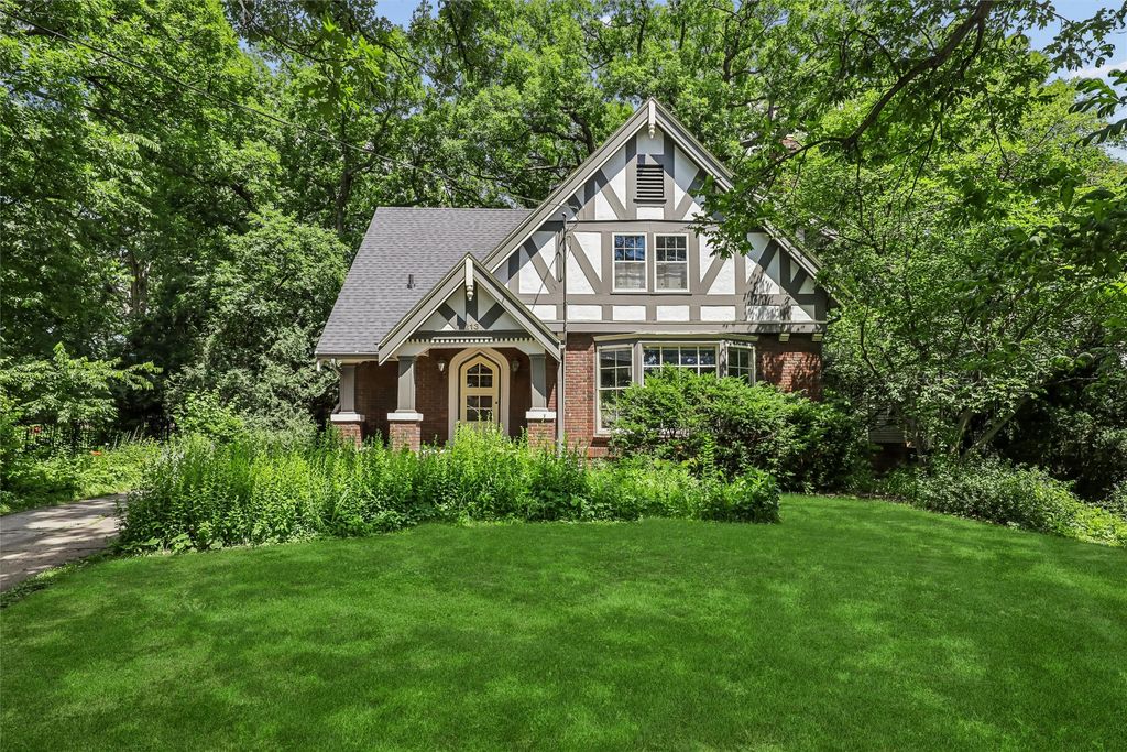 213 38th Place, Des Moines, IA 50312