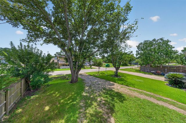 522 Oklahoma Avenue, Bacliff, TX 77518