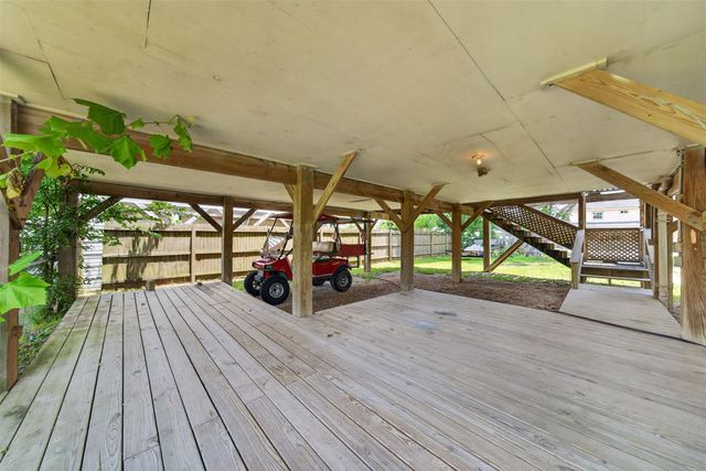 522 Oklahoma Avenue, Bacliff, TX 77518