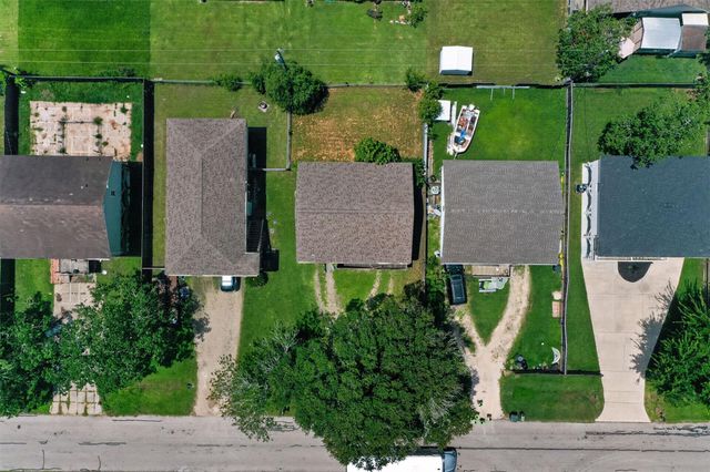 522 Oklahoma Avenue, Bacliff, TX 77518