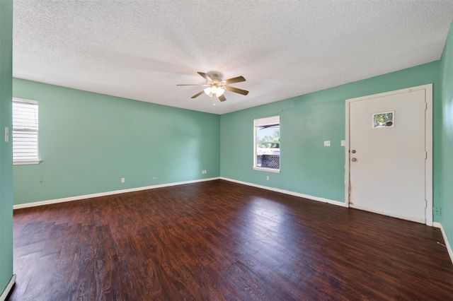 522 Oklahoma Avenue, Bacliff, TX 77518