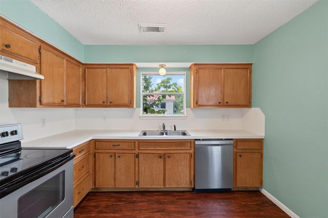 522 Oklahoma Avenue, Bacliff, TX 77518