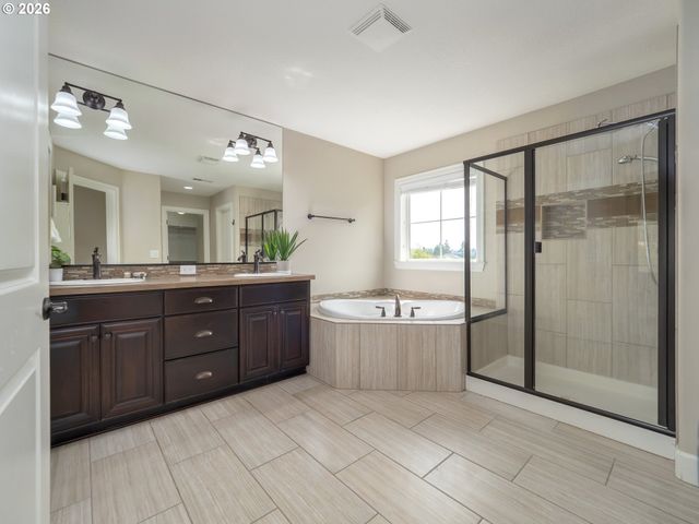 5818 Nw BANNISTER Dr, Portland, OR 97229