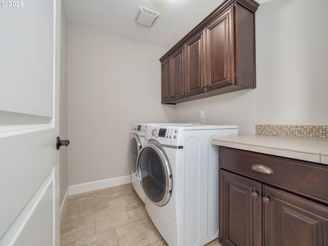 5818 Nw BANNISTER Dr, Portland, OR 97229