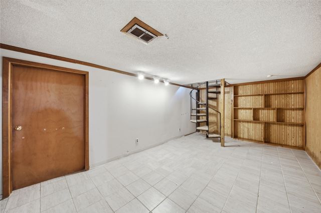 2806 Aurora Avenue, Des Moines, IA 50310