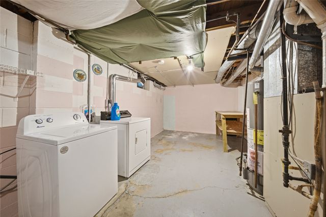 2806 Aurora Avenue, Des Moines, IA 50310