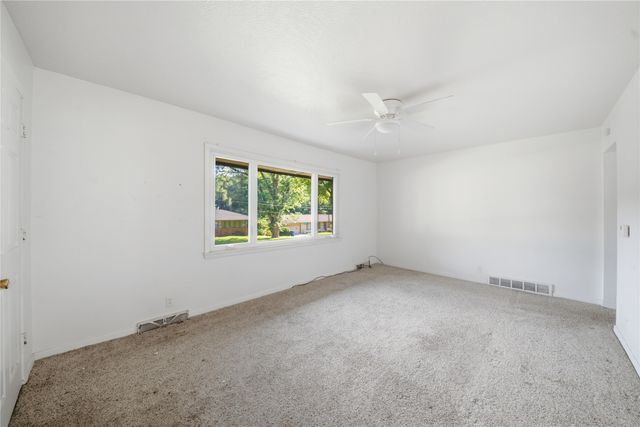 2806 Aurora Avenue, Des Moines, IA 50310