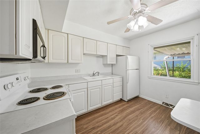 2806 Aurora Avenue, Des Moines, IA 50310