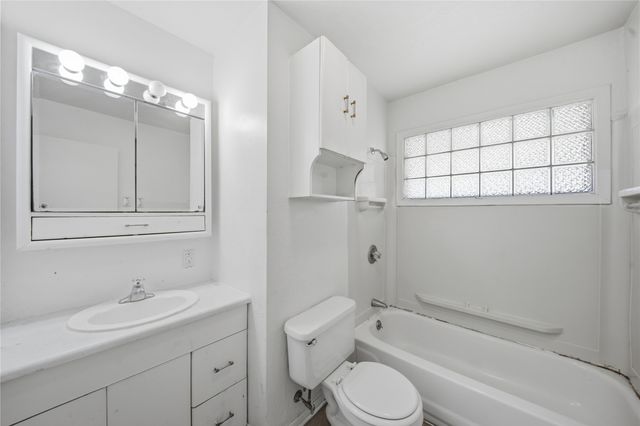 2806 Aurora Avenue, Des Moines, IA 50310