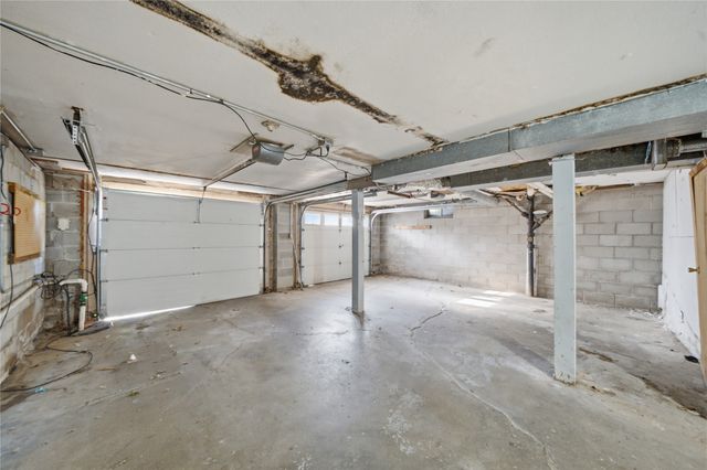 2806 Aurora Avenue, Des Moines, IA 50310