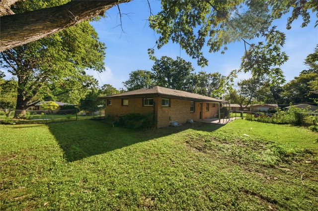 2806 Aurora Avenue, Des Moines, IA 50310
