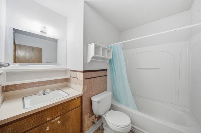 2806 Aurora Avenue, Des Moines, IA 50310
