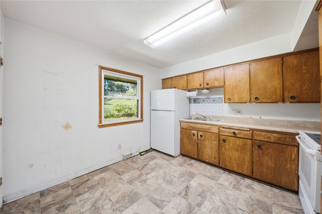 2806 Aurora Avenue, Des Moines, IA 50310