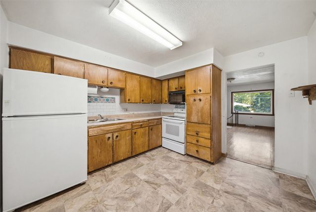 2806 Aurora Avenue, Des Moines, IA 50310