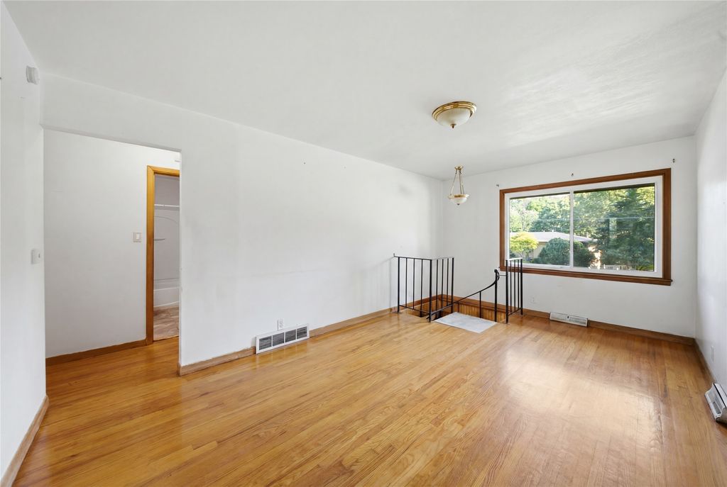 2806 Aurora Avenue, Des Moines, IA 50310