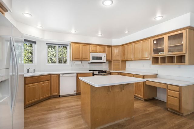 892 NW Chelsea Loop, Bend, OR 97703