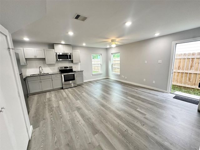 8215 Crestview Drive B, Houston, TX 77028