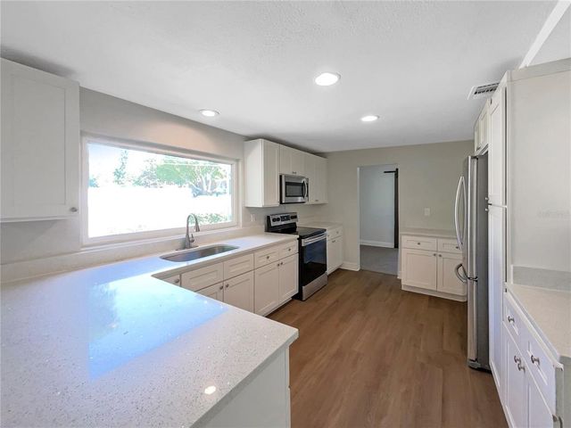 370 E WALDO STREET, Groveland, FL 34736