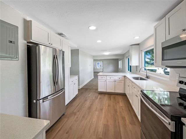 370 E WALDO STREET, Groveland, FL 34736