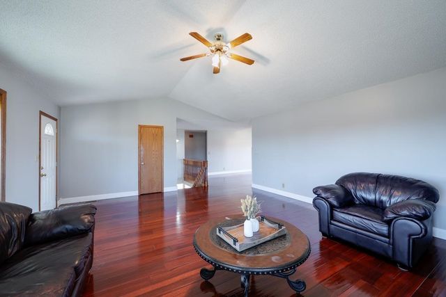 10 Leed Rd, Winfield, KS 67156