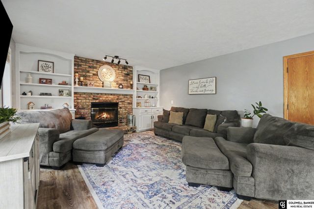 910 Hogan Drive, Papillion, NE 68046