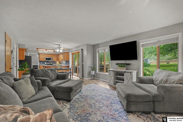 910 Hogan Drive, Papillion, NE 68046