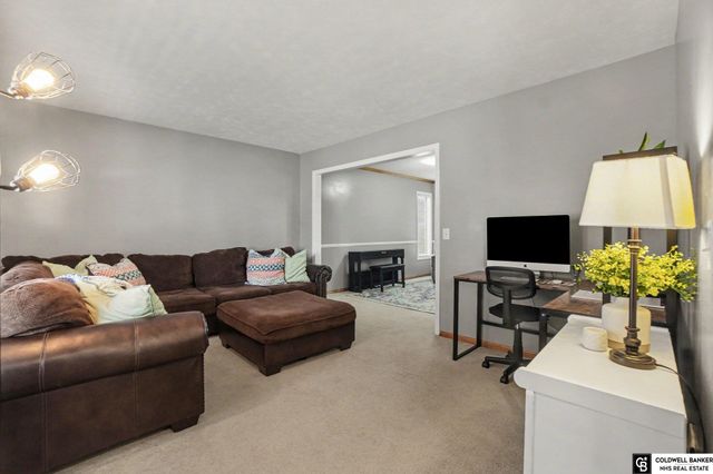 910 Hogan Drive, Papillion, NE 68046