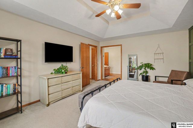 910 Hogan Drive, Papillion, NE 68046
