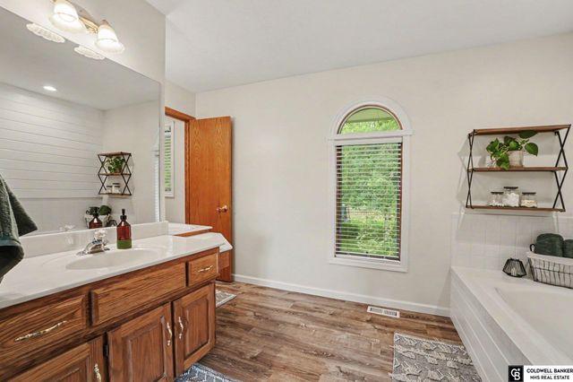 910 Hogan Drive, Papillion, NE 68046