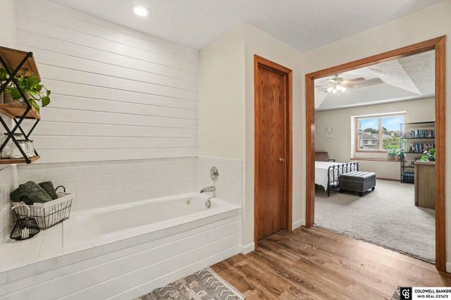 910 Hogan Drive, Papillion, NE 68046