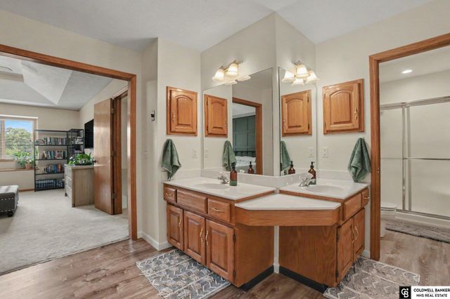 910 Hogan Drive, Papillion, NE 68046
