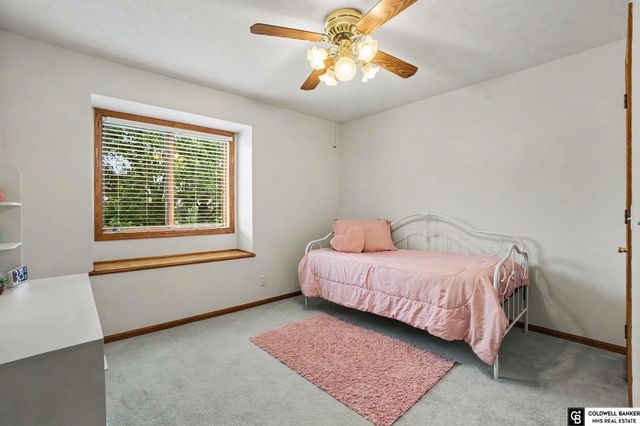 910 Hogan Drive, Papillion, NE 68046