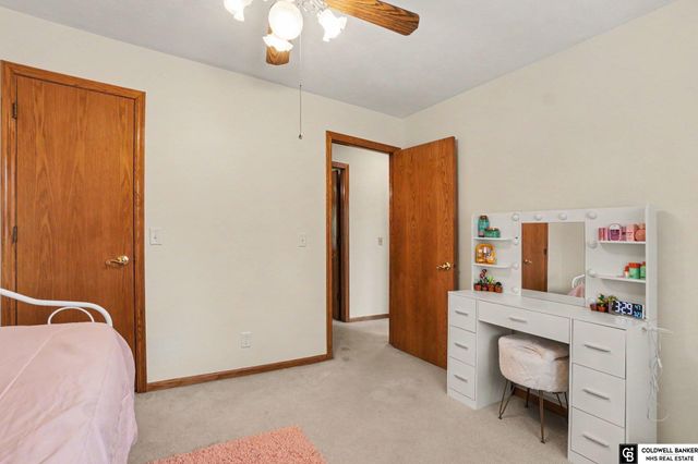 910 Hogan Drive, Papillion, NE 68046