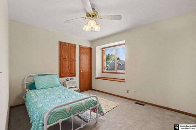 910 Hogan Drive, Papillion, NE 68046
