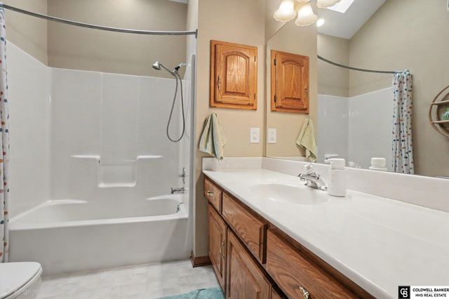 910 Hogan Drive, Papillion, NE 68046